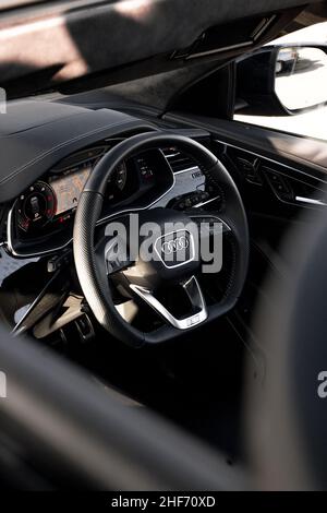 Ein Audi Q8 2019 mit schwarzem Leder-Multifunktionslenkrad mit digitalem Dashboard Stockfoto