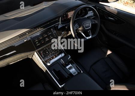 Ein Audi Q8 2019 mit schwarzem Leder-Multifunktionslenkrad mit digitalem Dashboard und Touchscreen-Mittelkonsole Stockfoto