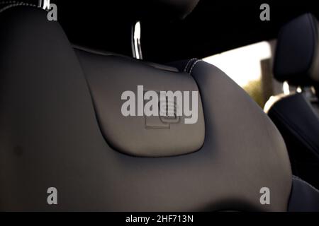 Ein Audi Q8 aus dem Jahr 2019 mit schwarzem Leder-Interieur mit kontrastfarbener weißer Ziernaht mit S Line-Logo in der Mitte des schwarzen Leather Stockfoto