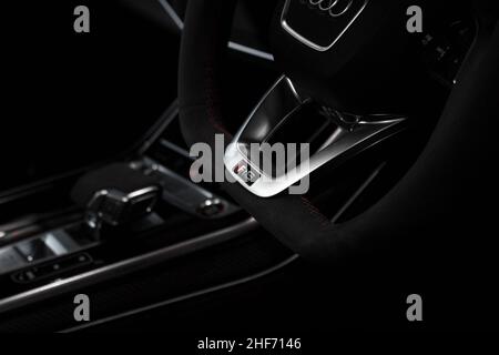 Ein Audi RSQ8 2020 mit Alcantara Multifunktionslenkrad mit Chrom-Verkleidung und Audi Abzeichen und Alcantara Lenkrad Surround und Rot Kontrast Stockfoto