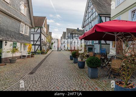 Straße in der historischen Altstadt von Freudenberg Stockfoto