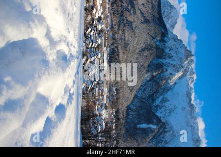 Winterwanderung bei Mittenwald, das Karwendelgebirge ganz in Weiß, im Vordergrund die verschneite Wiese, Ortsübersicht, Europa, Deutschland, Bayern, Oberbayern, Werdenfels, Winter, Karwendelgebirge, Stockfoto