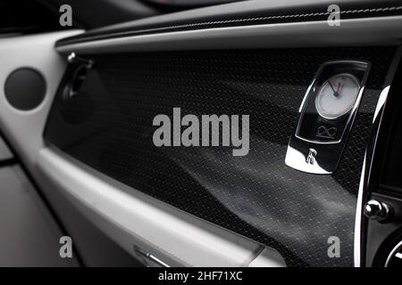 Die Rolls Royce Dawn Black Badge Dashboard Mounted Clock mit schwarzem Badge Infinity Logo in Einem weißen 2018 Rolls Royce Dawn Black Badge. Stockfoto