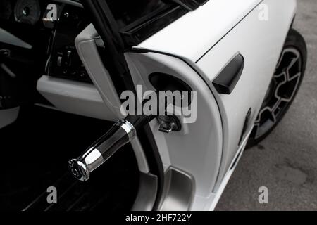 Der Rolls Royce Chrom Griff Türschirm A White 2018 Rolls Royce Dawn Black Badge. Stockfoto
