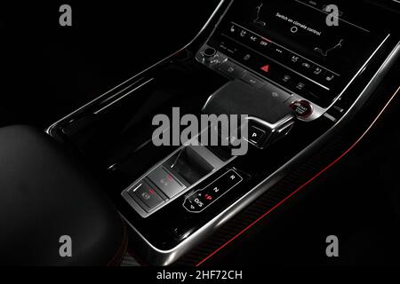 Ein Automatikgetriebestab des Audi RSQ8 2020 mit Aluminiumeinsätzen und schwarzer Alcantara-Verkleidung mit schwarzer Mittelkonsole in Glanzschwarz und elektronischem Parkin Stockfoto