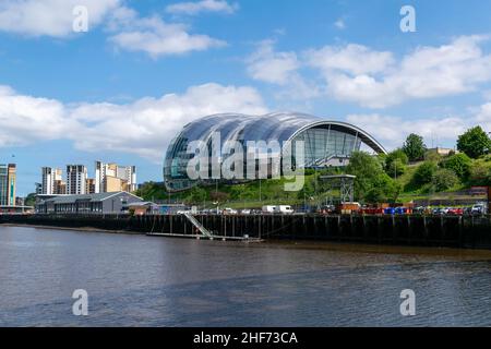 Newcastle, Großbritannien - 7. Mai 2019: Sage Gateshead. Kulturzentrum mit Musikkonzerten und Kunstveranstaltungen. Swing liegt am Fluss Tyne neben der berühmten Tyne Bridge Stockfoto