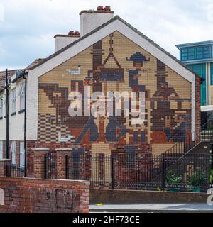 Newcastle, Großbritannien - 7th. Juli 2019: Ein Wandgemälde an der Seite eines Hauses im Viertel Quayside im Stadtzentrum von Newcastle, das Fischer und Marinearbeiter respektiert Stockfoto