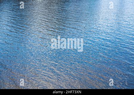 Abstraktes Konzept Wasser Hintergrund. Wellen im Fluss, blau strukturierter schlammiger Wasserhintergrund. Friedliches, ruhiges Konzept. Schützen Sie die Umwelt, PLA Stockfoto