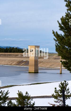 Lac de Matemale gelé en hiver, Capcir, Pyrenees Orientales, Frankreich Stockfoto