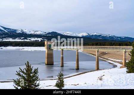 Lac de Matemale gelé en hiver, Capcir, Pyrenees Orientales, Frankreich Stockfoto