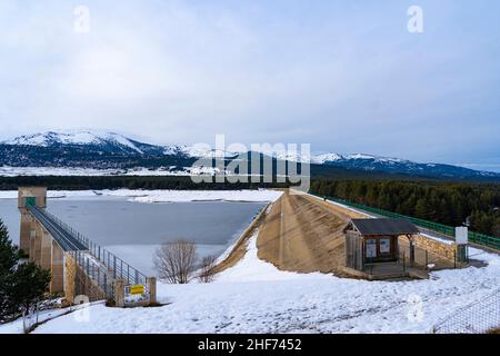 Lac de Matemale gelé en hiver, Capcir, Pyrenees Orientales, Frankreich Stockfoto