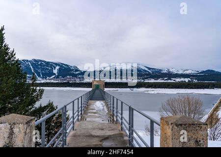 Lac de Matemale gelé en hiver, Capcir, Pyrenees Orientales, Frankreich Stockfoto