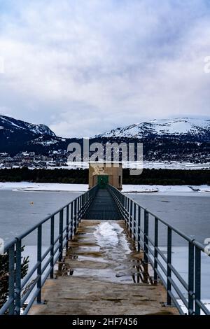 Lac de Matemale gelé en hiver, Capcir, Pyrenees Orientales, Frankreich Stockfoto