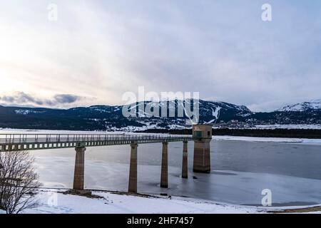 Lac de Matemale gelé en hiver, Capcir, Pyrenees Orientales, Frankreich Stockfoto