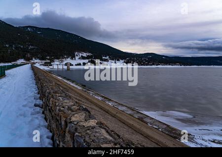 Lac de Matemale gelé en hiver, Capcir, Pyrenees Orientales, Frankreich Stockfoto