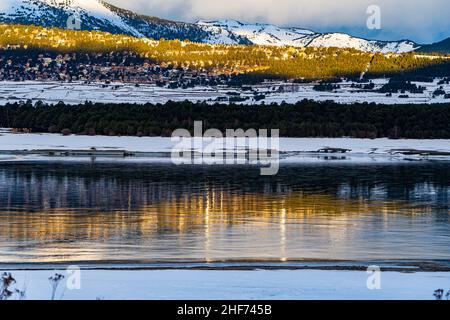 Lac de Matemale gelé en hiver, Capcir, Pyrenees Orientales, Frankreich Stockfoto