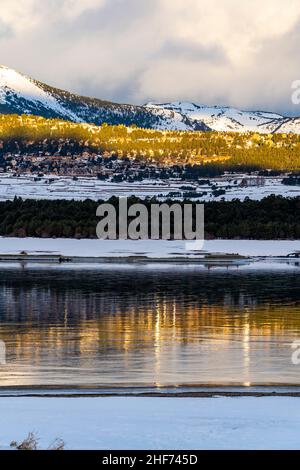 Lac de Matemale gelé en hiver, Capcir, Pyrenees Orientales, Frankreich Stockfoto