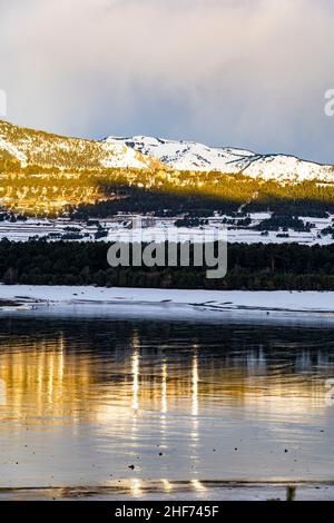 Lac de Matemale gelé en hiver, Capcir, Pyrenees Orientales, Frankreich Stockfoto