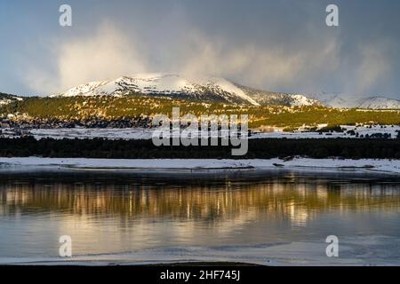 Lac de Matemale gelé en hiver, Capcir, Pyrenees Orientales, Frankreich Stockfoto