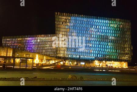 Harpa ist ein Konzertsaal und Konferenzzentrum. Die Struktur besteht aus einem Stahlrahmen, der mit geometrisch geformten Glaspaneelen aus Farben verkleidet ist Stockfoto