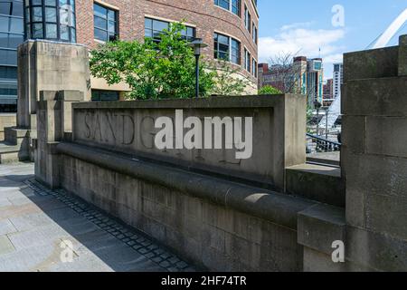 Newcastle, Großbritannien - 7. Juli 2019: Sandgate im Stadtzentrum von Newcastle am Kai in der Nähe der Gateshead Millennium Bridge an einem Sommertag. Stockfoto