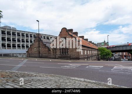 Newcastle, Großbritannien - 7. Mai 2019: National Trust Holy Jesus Hospital, Newcastle City Centre. Eines von nur zwei intakten Backsteingebäuden aus dem 17th. Jahrhundert Stockfoto