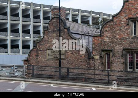 Newcastle, Großbritannien - 7. Mai 2019: National Trust Holy Jesus Hospital, Newcastle City Centre. Eines von nur zwei intakten Backsteingebäuden aus dem 17th. Jahrhundert Stockfoto