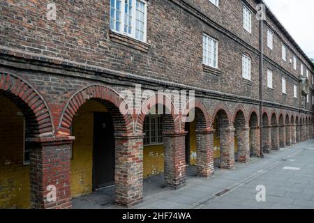 Newcastle, Großbritannien - 7. Mai 2019: National Trust Holy Jesus Hospital, Newcastle City Centre. Eines von nur zwei intakten Backsteingebäuden aus dem 17th. Jahrhundert Stockfoto