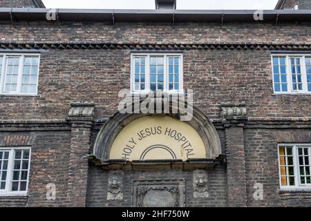 Newcastle, Großbritannien - 7. Mai 2019: National Trust Holy Jesus Hospital, Newcastle City Centre. Eines von nur zwei intakten Backsteingebäuden aus dem 17th. Jahrhundert Stockfoto