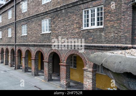 Newcastle, Großbritannien - 7. Mai 2019: National Trust Holy Jesus Hospital, Newcastle City Centre. Eines von nur zwei intakten Backsteingebäuden aus dem 17th. Jahrhundert Stockfoto