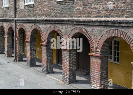 Newcastle, Großbritannien - 7. Mai 2019: National Trust Holy Jesus Hospital, Newcastle City Centre. Eines von nur zwei intakten Backsteingebäuden aus dem 17th. Jahrhundert Stockfoto