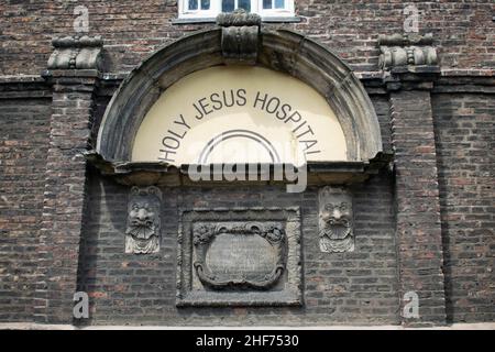 Newcastle, Großbritannien - 7. Mai 2019: National Trust Holy Jesus Hospital, Newcastle City Centre. Eines von nur zwei intakten Backsteingebäuden aus dem 17th. Jahrhundert Stockfoto