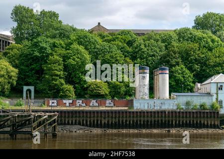 Newcastle, Großbritannien - 7. Mai 2019: Brett Oils am Gateshead Quayside steht im Schatten der High Level Bridge. Kürzlich erworben, um zu entwickelt zu werden Stockfoto