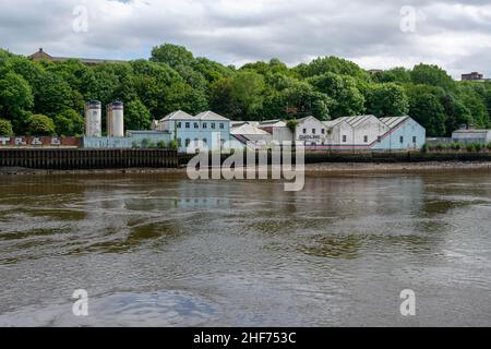 Newcastle, Großbritannien - 7. Mai 2019: Brett Oils am Gateshead Quayside steht im Schatten der High Level Bridge. Kürzlich erworben, um zu entwickelt zu werden Stockfoto