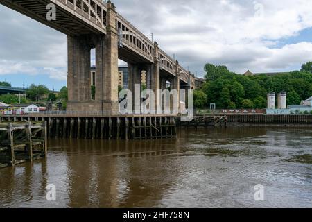 Newcastle, Großbritannien - 7. Mai 2019: Brett Oils am Gateshead Quayside steht im Schatten der High Level Bridge. Kürzlich erworben, um zu entwickelt zu werden Stockfoto