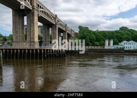 Newcastle, Großbritannien - 7. Mai 2019: Brett Oils am Gateshead Quayside steht im Schatten der High Level Bridge. Kürzlich erworben, um zu entwickelt zu werden Stockfoto