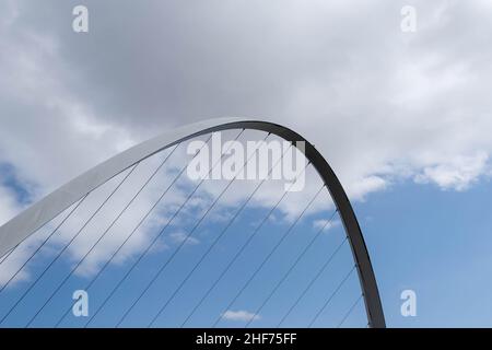 Newcastle, Großbritannien - 7. Mai 2019: Die Gateshead Millennium Bridge ist eine Fußgänger- und Fahrradkippbrücke über den Fluss Tyne. Nahaufnahme der Oberseite des Br Stockfoto