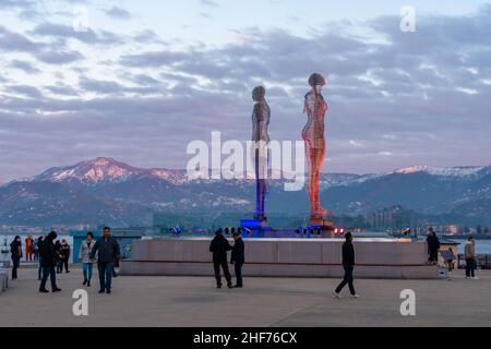 Batumi, Georgien - 31. Dezember 2021: Bewegte Skulptur Ali und Nino von Tamar Kvesitadze am Abend, Reisen Stockfoto