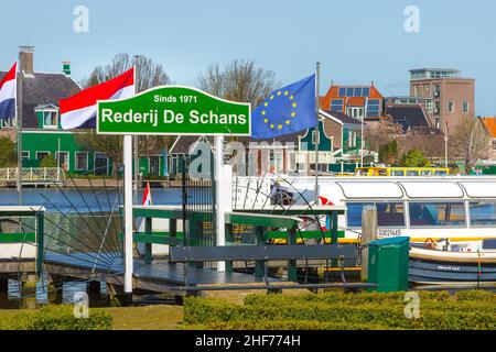 Zaanse schans, Niederlande - 1. April 2016: Panorama mit Bootsanlegestelle in holland Village Stockfoto