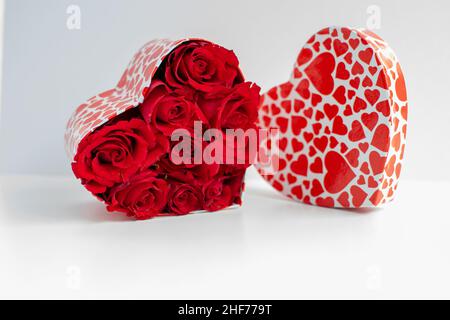 Rotes Rosenstrauß in einer herzförmigen Schachtel Stockfoto