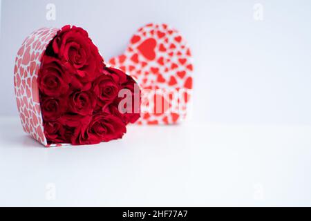 Rotes Rosenstrauß in einer herzförmigen Schachtel Stockfoto