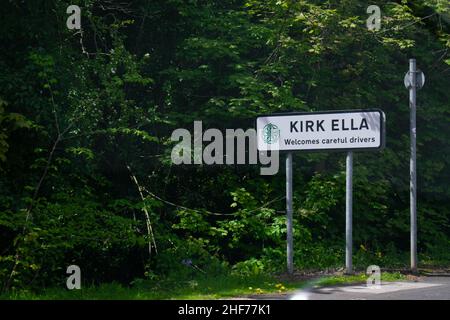 Straßenschild in Richtung Kirk Ella in Kingston upon Hull, East Yorkshire (Kulturstadt 2017) Stockfoto