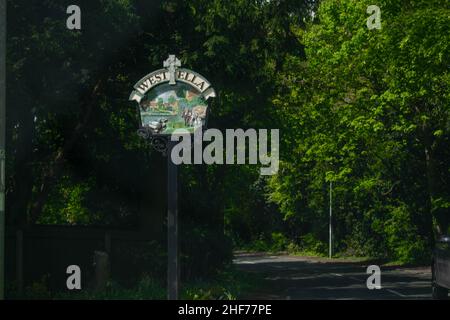 Straßenschild in Richtung West Ella, Kirk Ella, in Kingston upon Hull, East Yorkshire (Kulturstadt 2017) Stockfoto