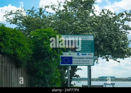 Straßenschild in Richtung Hessle Ufer an der Humber Bridge in Kingston upon Hull, East Riding (Kulturstadt 2017). Zeichen der Europäischen Union Stockfoto