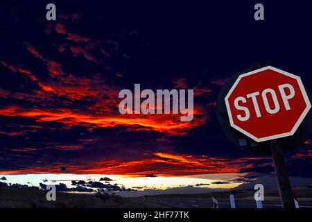 Straße, roter Sonnenuntergang und Straßenschild, Overberg, Südafrika. Stockfoto