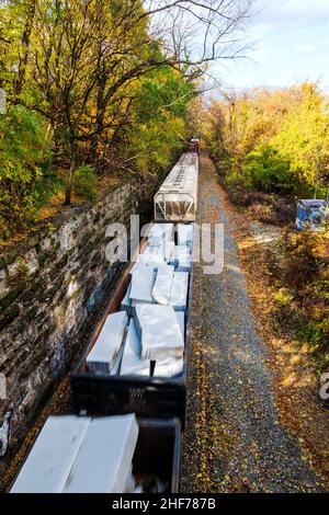 Ansicht des Güterzuges, der durch Philadelphia, Pennsylvania, USA, die Eisenbahnschienen hinunter fährt Stockfoto