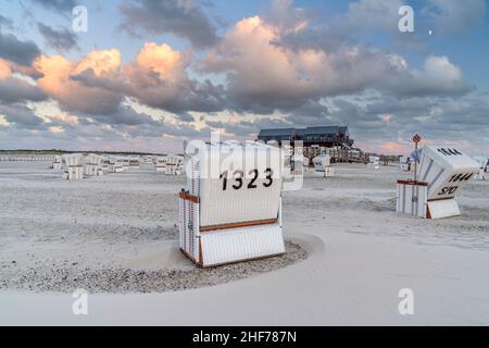 Stelzenhaus am Strand von St. Peter-Ording, Halbinsel Eiderstedt, Schleswig-Holstein, Deutschland Stockfoto