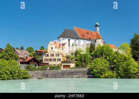 Blick über Lech auf die Franziskanerkirche in der Altstadt von Füssen, Allgäu, Bayern, Deutschland Stockfoto