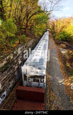 Ansicht des Güterzuges, der durch Philadelphia, Pennsylvania, USA, die Eisenbahnschienen hinunter fährt Stockfoto