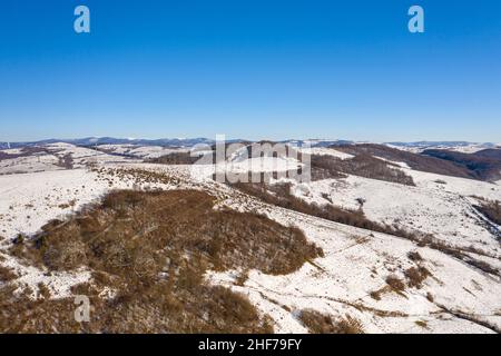 Hochspannungsleitungen in den Bergen in der Winteransicht Stockfoto